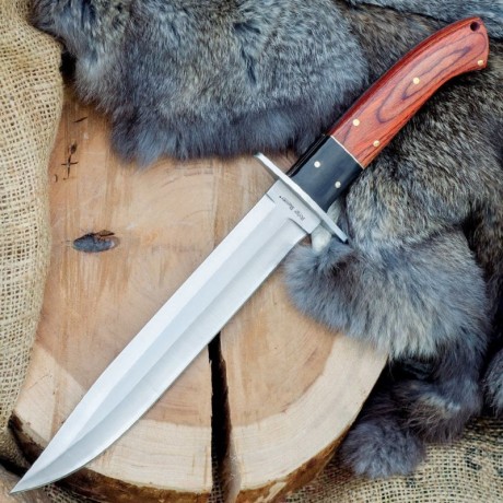 Se vende precioso cuchillo Bowie, nuevo. Caza supervivencia.
Hoja de una pieza,mango dxxe madera con adornos 02