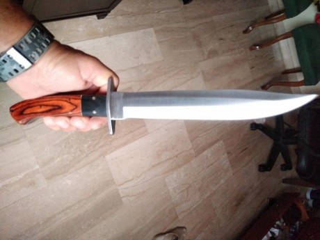 Se vende precioso cuchillo Bowie, nuevo. Caza supervivencia.
Hoja de una pieza,mango dxxe madera con adornos 00