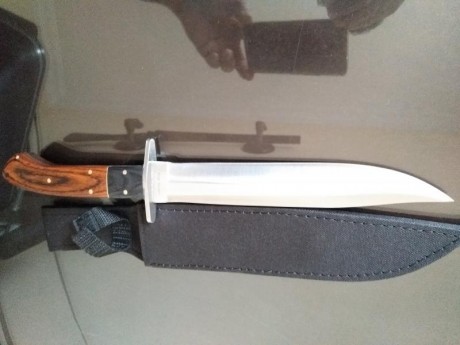 Se vende precioso cuchillo Bowie, nuevo. Caza supervivencia.
Hoja de una pieza,mango dxxe madera con adornos 12