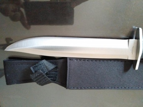 Se vende precioso cuchillo Bowie, nuevo. Caza supervivencia.
Hoja de una pieza,mango dxxe madera con adornos 11