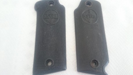 Hola compañeros, he adquirido una preciosa astra 400. Pero me he dado cuenta que una de las cachas fue 50