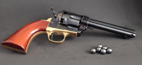 Hola a tod@s,

Vendo un Uberti Cattleman Cal. 44 con cañón de 5 1/2" modelo 0499 de avancarga guiado 01