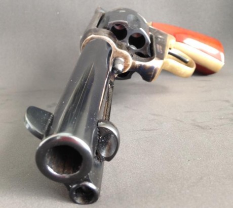 Hola a tod@s,

Vendo un Uberti Cattleman Cal. 44 con cañón de 5 1/2" modelo 0499 de avancarga guiado 00