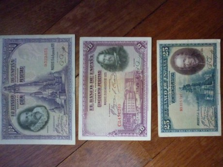 Vendo tres billetes historicos en pesetas de España de 1928, en excelente estado de conservacion.

-1 01