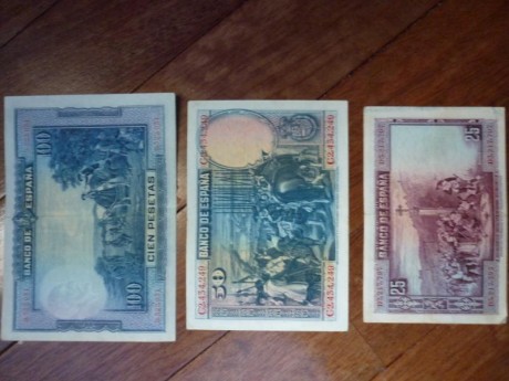Vendo tres billetes historicos en pesetas de España de 1928, en excelente estado de conservacion.

-1 00