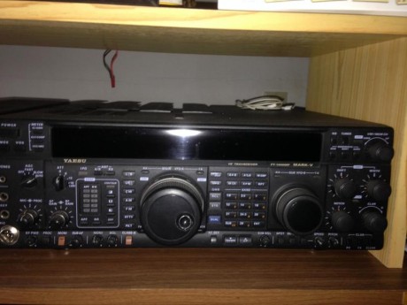 Cambio emisora de radio YAESU FT1000MP MARK V con su fuente de alimentacion por fusil AR15 en 222 o 300 00
