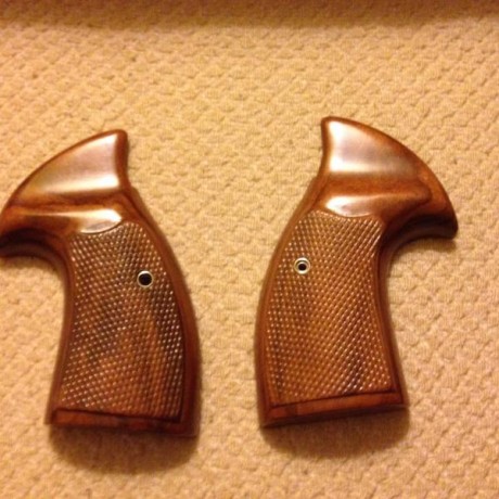 Hola, pues como dice el tema, estoy interesado en comprar unas cachas de madera, a ser posible originales 40