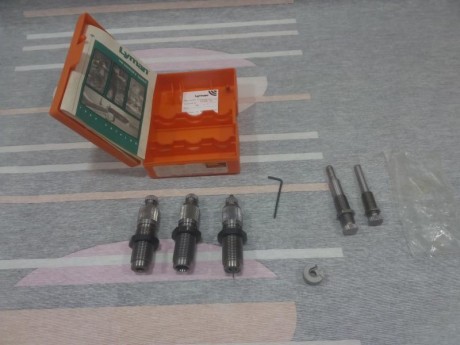 Buenas noches,

 Vendido 


Se vende set de 3 DIES marca LYMAN para calibre 32 S&W long. Incluye Shell 00