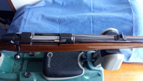 Hola, Un compañero vende su rifle Ceska 550 luxe y me ha pedido que lo ponga a la venta dado que el no 110