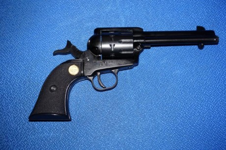 Hola. Un amigo vende este revolver de 10 disparos de Chiappa, modelo Plikerton SAA. Comprado el año pasado 01
