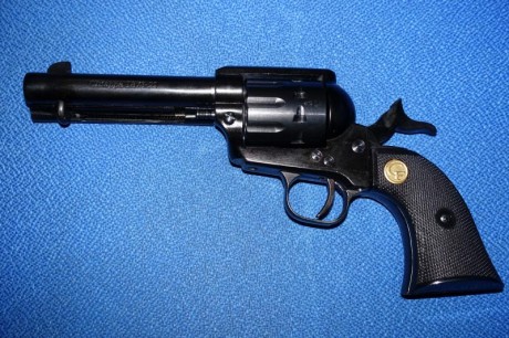 Hola. Un amigo vende este revolver de 10 disparos de Chiappa, modelo Plikerton SAA. Comprado el año pasado 00