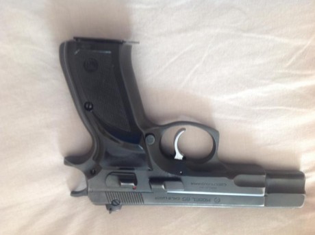 Pues eso se vende CZ 85 del año 1988 cal.9m/m guiada en F en perfecto funcionamiento 
Tiene sus añitos 02