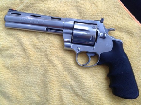 Hola a todos. Vendo Colt Anaconda en buen estado.
Junto al arma se entregan 3 cachas. Las cachas originales 01