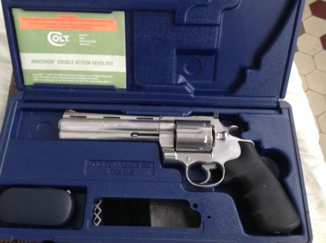Hola a todos. Vendo Colt Anaconda en buen estado.
Junto al arma se entregan 3 cachas. Las cachas originales 10