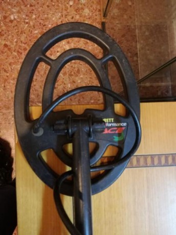 Se vende el detector de la fotografia.
Es el modelo Ace 150 de la marca Garret.
Se habrá utilizado unas 02