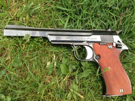 Vendo pistola Star calibre 22. Perfecta para principiantes. Precio 150€. En buen estado. Regalo varias 00