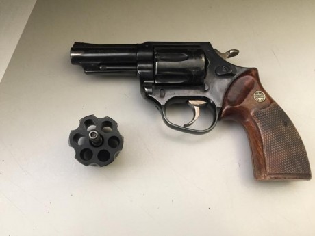 Un compañero vente este Revólver Astra Police. Prácticamente sin uso. Con dos carros. Las marcas del pavon 02