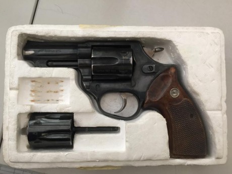 Un compañero vente este Revólver Astra Police. Prácticamente sin uso. Con dos carros. Las marcas del pavon 21