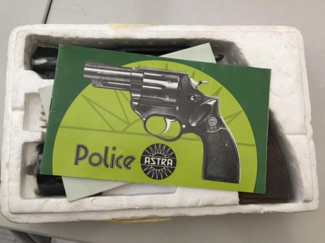 Un compañero vente este Revólver Astra Police. Prácticamente sin uso. Con dos carros. Las marcas del pavon 20