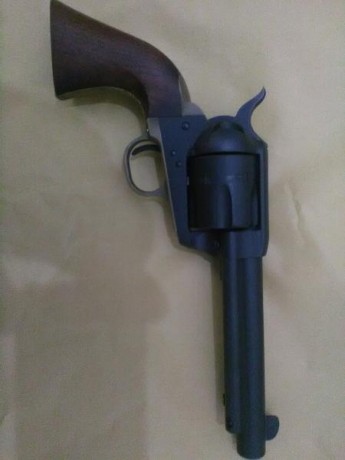 Se vende revolver pietta cal 45 lc
Color negro mate.  Solo disparo seis balas. Precio 400€ envio incluido.
 00