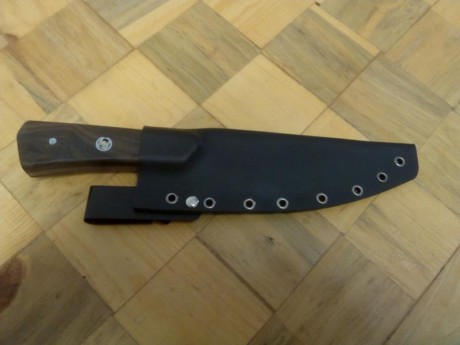 26cm de longitud total
15cm de hoja
4mm de grosor
Empuñadura de ziricote
Funda de kydex con clip para 01