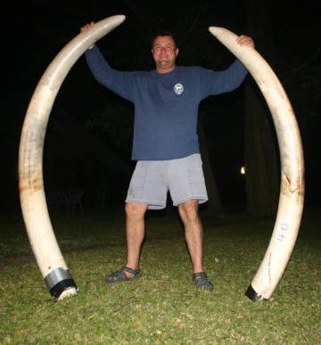 https://www.larazon.es/sociedad/muere-un-cazador-aplastado-por-un-elefante-tras-disparar-a-las-crias-HG15203859 00