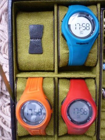 Vendo tres relojes Geonaute (Decathlon), en color rojo, azul y naranja, casi sin uso, con pilas nuevas. 00