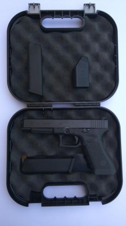 La pistola está nueva. Muy pocos disparos. La vendo por no usar . 
Está en la provincia de Madrid y guiada 00