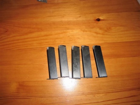 Hola. Vendo este lote de 5 cargadores.  100€, portes incluidos a la península. Están en Asturias 00