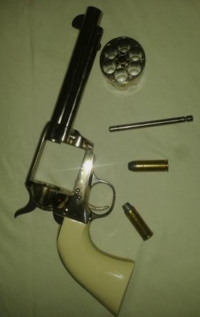 Marca: F. LLi Pietta
Modelo: "Peacemaker" / "Cattleman" de 5" 1/2.
Calibre: 45 00