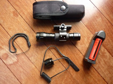 Vendo linterna tactica con emisor led XML-T6 de 1000 lumens, alcance 200 metros, modo alta intensidad, 01