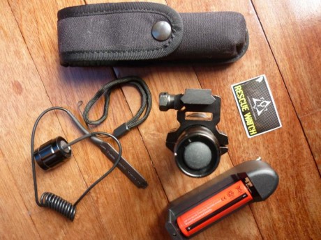 Vendo linterna tactica con emisor led XML-T6 de 1000 lumens, alcance 200 metros, modo alta intensidad, 00