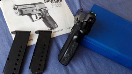 VENDO PISTOLA SIG SAUER P225 CON TRES CARGADORES, MIRAS TRUGLO Y ORIGINALES. CAJA Y MANUAL DE INSTRUCCIONES. 01
