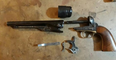 Hace tiempo que compré un revolver Remigton Army Model para decoración, la verdad es que fué un revolver 10