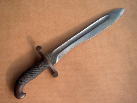 Vendo este machete de artillería 1907 con la hoja integra y los marcajes tanto de la FNT como de numeracion 22