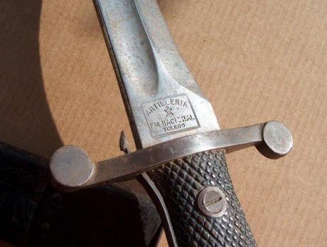 Vendo este machete de artillería 1907 con la hoja integra y los marcajes tanto de la FNT como de numeracion 20
