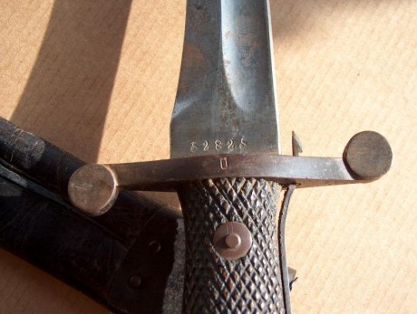 Vendo este machete de artillería 1907 con la hoja integra y los marcajes tanto de la FNT como de numeracion 40