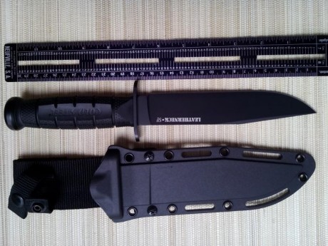 En venta cuchillo Cold Steel Leatherneck  en acero SK-5,con alto contenido de carbono.Este modelo,se dejó 00