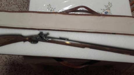Vendo Pensilvania c.50 de pedernal.No ha pegado50 tiros.va con 5 pedernales y maletin de piel hecho amedida.Saludos.450$ 10