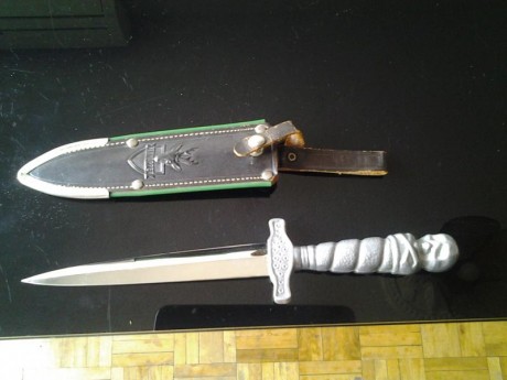 Vendo daga de Solingen con marcaje Rehwappen.  La hoja mide 15 cm con un increíble grosor de 7 mm, a 4 01