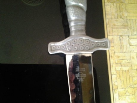 Vendo daga de Solingen con marcaje Rehwappen.  La hoja mide 15 cm con un increíble grosor de 7 mm, a 4 00