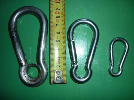Vendo tres mosquetones de acero inoxidable, uno de 10 cm con pasacabos, otro de 8 cm, y el pequeño de 00