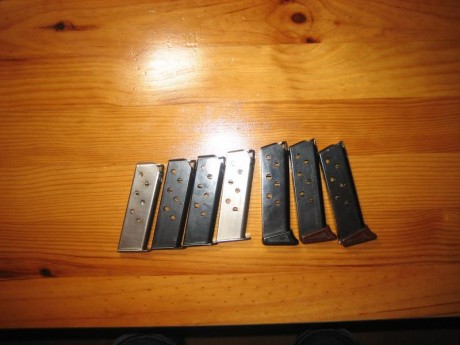 Hola. Se vende lote de 7 cargadores. Los dos de inox. con la tapa burilada. 120€ portes incluidos a la 02
