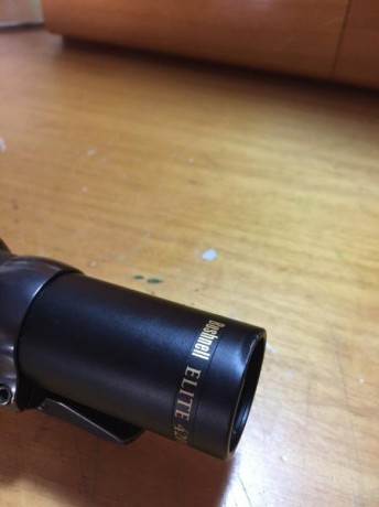 Lleva instaladas anillas apel de 30 y estaba instalado en un semi Browning FN. El visor tiene un ligero 02
