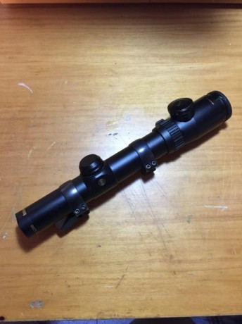 Lleva instaladas anillas apel de 30 y estaba instalado en un semi Browning FN. El visor tiene un ligero 00