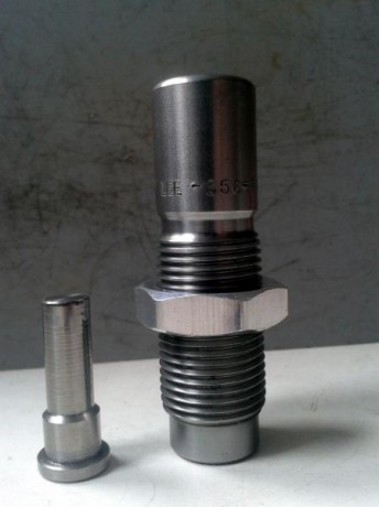 Vendo recalibrador LEE "Bullet lubricating and sizing kit" para calibre .356 (9,04 mm).
Incluye 02