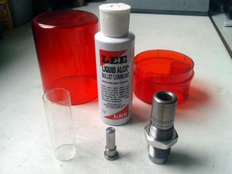 Vendo recalibrador LEE "Bullet lubricating and sizing kit" para calibre .356 (9,04 mm).
Incluye 01