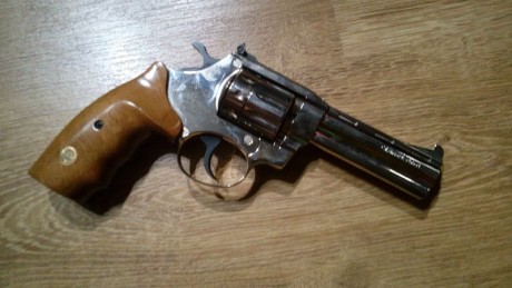 Hola a todos.
Pongo a la venta un revólver Flobert de la marca ALFA Modelo 641E, de 4" de cañón, 01