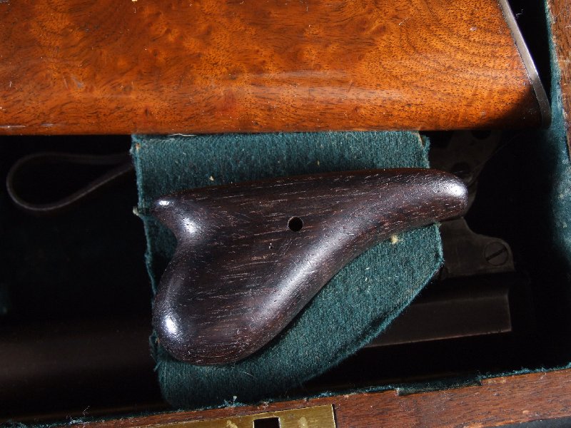 Bueno, otra bateria de fotos para que os fijeis en como hay que hacer un estuche para un rifle . . . 12