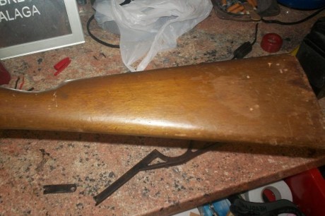 vendo carabina huracan cal 4.5 para restaurar,creo que le fanta alguna pieza y tienen la bieleta de carga 10